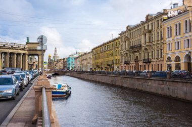 Rusya, St. Petersburg - 28 Ağustos 2020 Griboyedov Kanalı, Kazan Katedrali ve arka planda St. Petersburg 'daki Kan Döken Kurtarıcılar Kilisesi