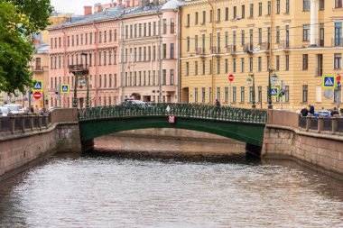 Rusya, St. Petersburg - 28 Ağustos 2020: St. Petersburg 'daki Griboyedov Kanalı' nın köprüleri