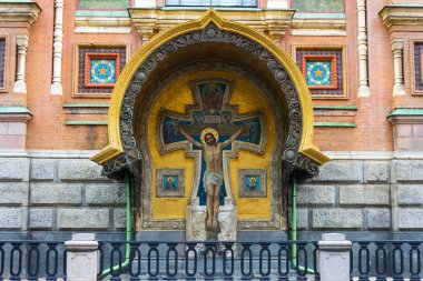 Kurtarıcımızın Katedrali Kan Döküyor. St. Petersburg, Rusya 'da kubbelerin ve mimari ön cephe detaylarının kapatılması