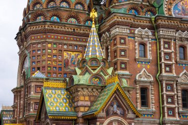 Kurtarıcımızın Katedrali Kan Döküyor. St. Petersburg, Rusya 'da kubbelerin ve mimari ön cephe detaylarının kapatılması