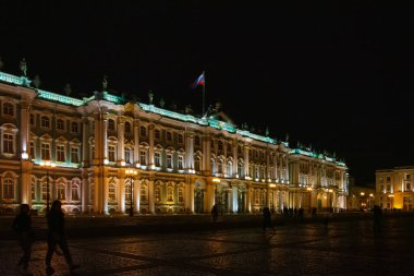 Rusya, St. Petersburg - 29 Ağustos 2020: St. Petersburg, Rusya 'daki Saray Meydanı Gece Görüşü