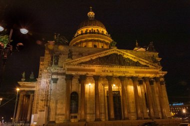 Rusya, St. Petersburg - 29 Ağustos 2020: St. Petersburg 'daki St. Isaac Katedrali' nin gece manzarası