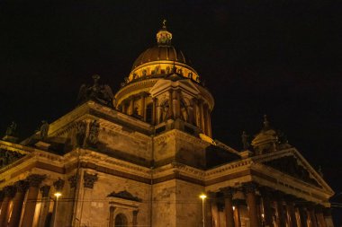 Rusya, St. Petersburg - 29 Ağustos 2020: St. Petersburg 'daki St. Isaac Katedrali' nin gece manzarası