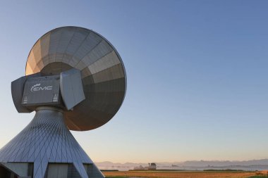 Raisting, Almanya - 21 Ağustos 2020: Güneş doğuyor ve sabah ışığı antenleri ve Almanya 'nın Raisting kentini aydınlatıyor