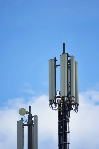 Uma Torre Telecomunicações Mastro Com Antena Banda Hepta Incluindo Lte — Fotografia de Stock