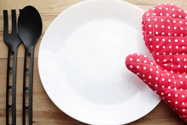 Assiette Blanche Gants Rouges Sur Table Bois — Photo