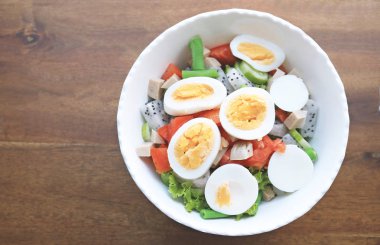 Diyet menüsü. Taze sebze ve yumurta bir kase üzerinde sağlıklı salata