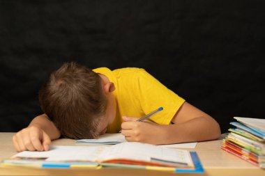 Öğrenci ders sırasında masada uyuyakaldı.