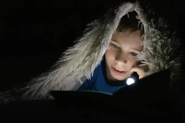 Rapaz Escuro Livro Entusiasticamente Iluminando Com Uma Lanterna — Fotografia de Stock