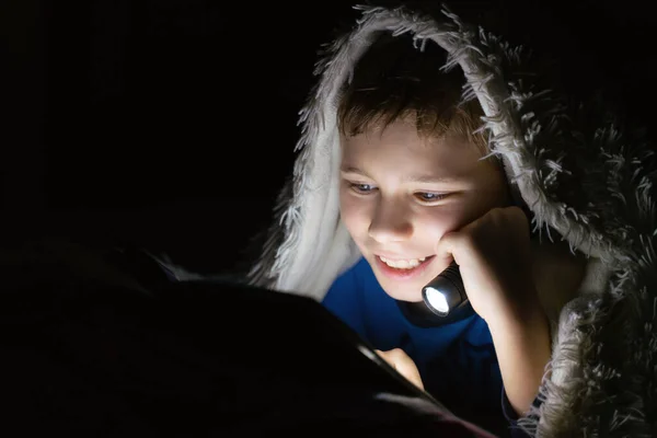 Bebê Sorridente Livro Escuro Brilha Uma Lanterna Esconde Cobertor — Fotografia de Stock