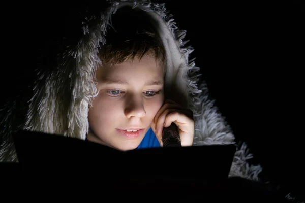 Retrato Uma Criança Lendo Livro Escuro Deitada Cama Sob Cobertor — Fotografia de Stock