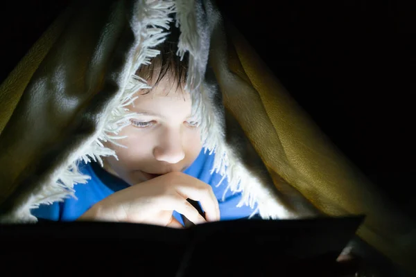 Retrato Menino Que Livro Escuro Luz Uma Lanterna Escondido Cobertor — Fotografia de Stock