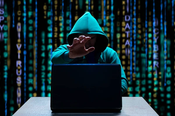 Hacker Com Capuz Chega Laptop Para Roubar Informações Pessoais Cibercriminalidade — Fotografia de Stock