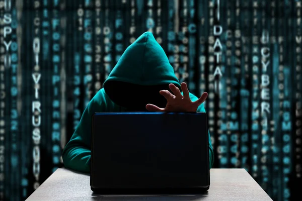 Een Onbekende Hacker Kap Opent Het Deksel Van Een Laptop — Stockfoto