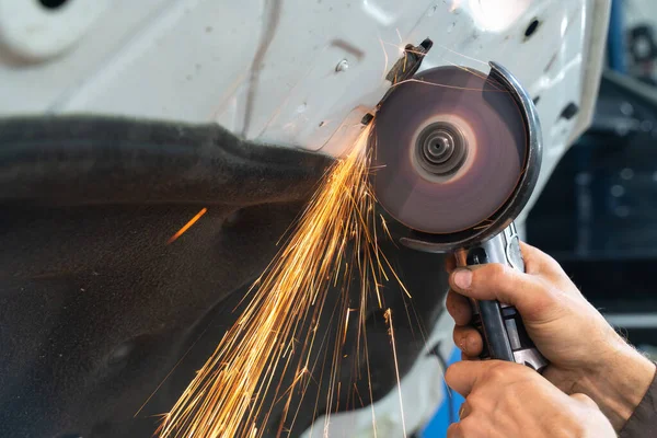 Tagliare Cerniera Del Cofano Dell Auto Con Una Smerigliatrice — Foto Stock