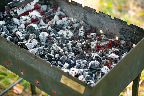 Hot Coals Barbecue Maker Close Selective Focus — Stock Photo, Image