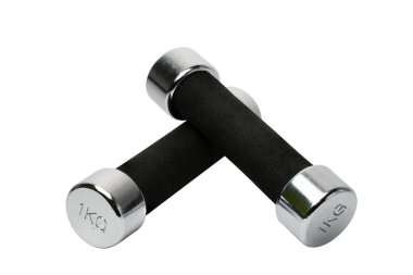 İki kilogram ağırlığındaki dambıllar üst üste yığılmış ve beyaz arka planda izole edilmiş.