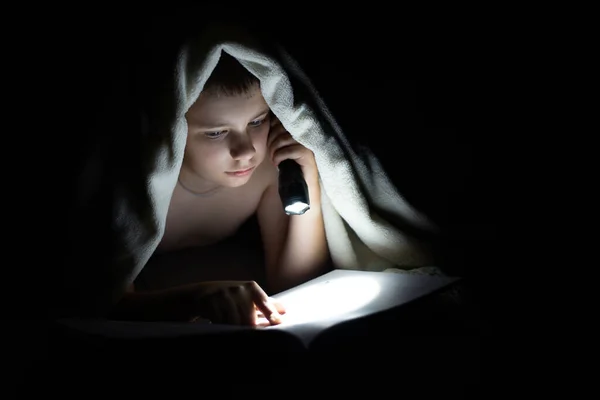 Menino Lendo Livro Escuro Antes Para Cama Deitado Cama — Fotografia de Stock