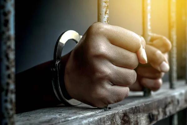 Fechar Mão Prisioneiro Que Detém Prisão Metal — Fotografia de Stock