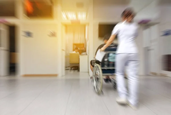 不明の人が待合室で医者を待っている病院での看護師のイメージがぼやけ — ストック写真