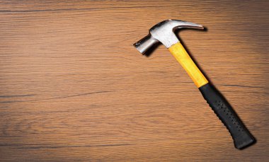 Sarı çekiç üstten görünüm ahşap arka plan üzerinde kapatın