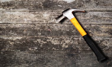 Sarı çekiç üstten görünüm ahşap arka plan üzerinde kapatın