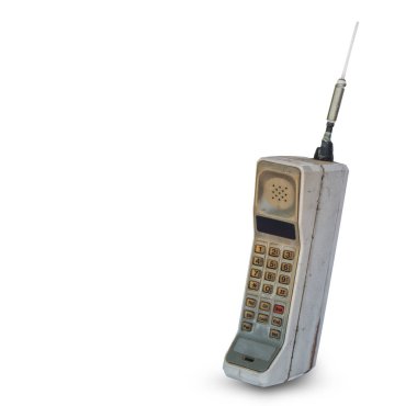 Beyaz arka plan üzerinde izole rustik vintage cep telefonunuzu kapatın