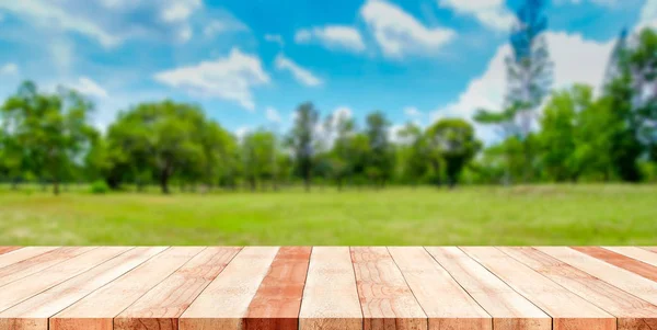 Mesa Madeira Com Parque Verde Natureza Desfocada Uso Fundo Para — Fotografia de Stock