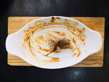 Kirli tabak beyaz arka plan üzerinde izole kapatmak