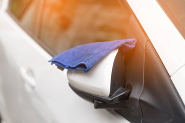 İnsan eli temiz gösterilen yukarı ve araba yıkama