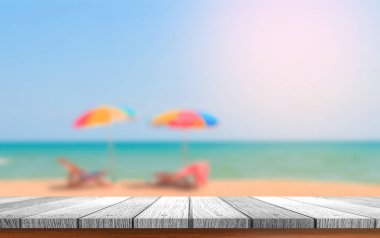 Bulanık plaj arka plan kullanım için ürünler veya görüntülemek istediğiniz bir şey ile ahşap tahta kapatın