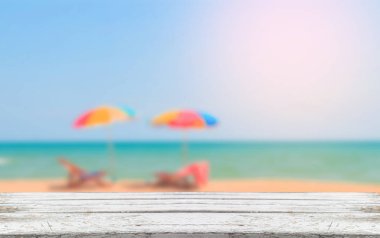 Bulanık plaj arka plan kullanım için ürünler veya görüntülemek istediğiniz bir şey ile ahşap tahta kapatın