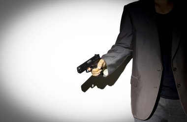 Erkek el silah metinleri görüntülemek için koyu renk arka plan kullanımı ile tutarak yukarı kapatın