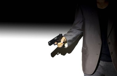 Erkek el silah metinleri görüntülemek için koyu renk arka plan kullanımı ile tutarak yukarı kapatın