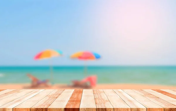 Bulanık plaj arka plan kullanım için ürünler veya görüntülemek istediğiniz bir şey ile ahşap tahta kapatın