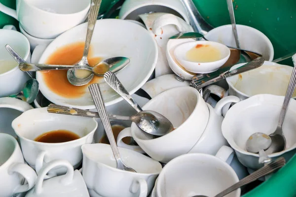 Kirli tabak beyaz arka plan üzerinde izole kapatmak