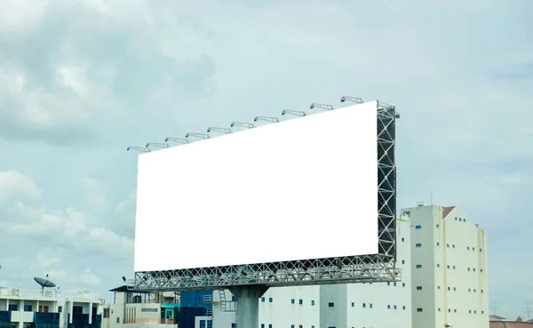 Großes Schild Mit Bauhintergrund Und Raumnutzung Für Text Oder Produktpräsentation — Stockfoto