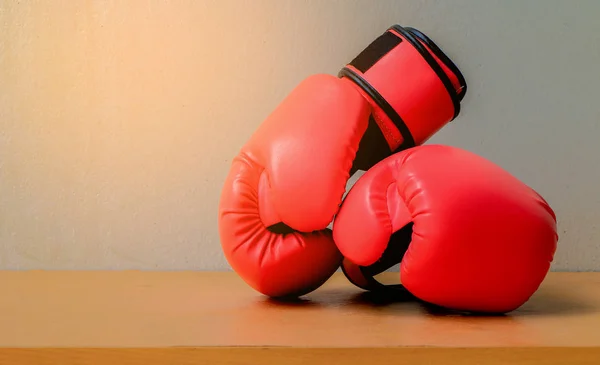 Luvas Boxe Vermelho Colocar Fundo Mesa Madeira — Fotografia de Stock