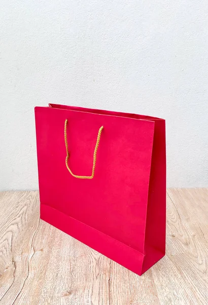 Saco de papel vermelho isolado em branco — Fotografia de Stock
