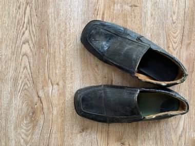 eski vintage deri ayakkabı ahşap koymak