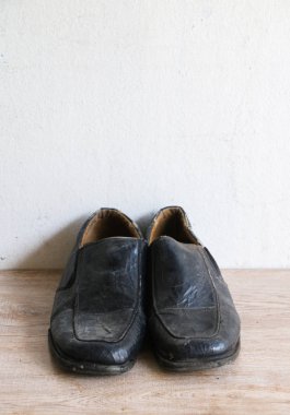 eski vintage deri ayakkabı ahşap koymak