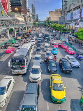 Rachadamri yolda trafik sıkışıklığı
