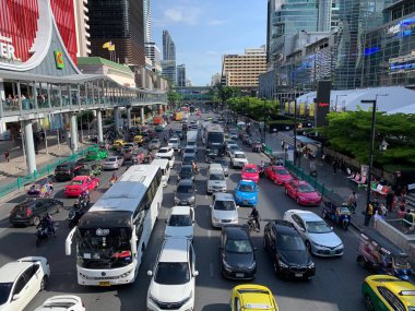 Rachadamri yolda trafik sıkışıklığı