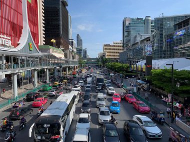 Rachadamri yolda trafik sıkışıklığı