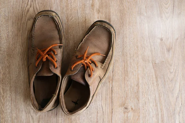 Viejo zapato de cuero vintage puesto en madera — Foto de Stock