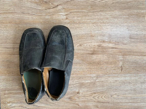 Viejo zapato de cuero vintage puesto en madera — Foto de Stock