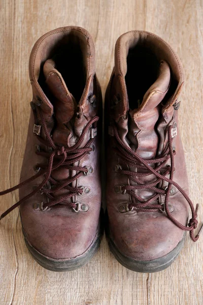 Gamla vintage läder sko sätta på trä — Stockfoto