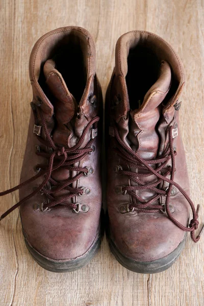 Viejo zapato de cuero vintage puesto en madera — Foto de Stock