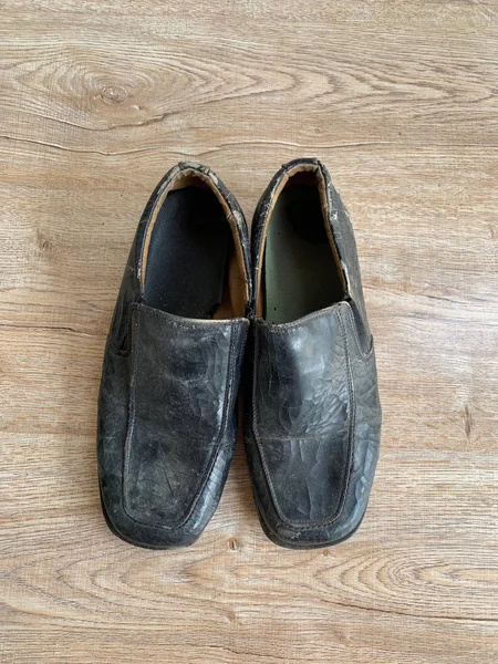 Viejo zapato de cuero vintage puesto en madera — Foto de Stock