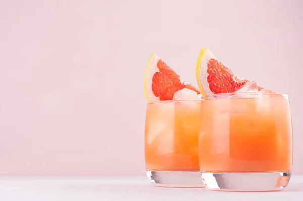 Cocktail Pamplemousse Froid Dans Deux Verres Avec Glace Morceaux Pamplemousse — Photo
